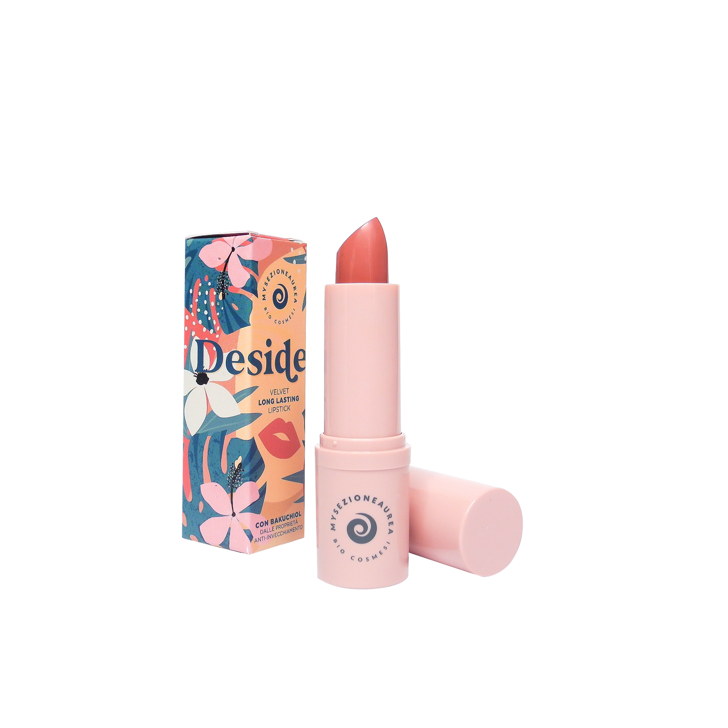 Rossetto a lunga tenuta dal finish velvet demi matt.  Super confortevole sulle labbra, le rende morbide senza seccarle.  Formulazione naturale con almeno il 94% di ingredienti di origine naturale, contiene BAKUCHIOL, il RETINOLO VEGETALE dalle spiccate proprietà Anti-age.  Glamour, fashion e, al contempo, funzionale: agisce sulle labbra idratandole, nutrendole e svolgendo azione elasticizante e tonficante agendo sulle micro rughette, atteniandole.