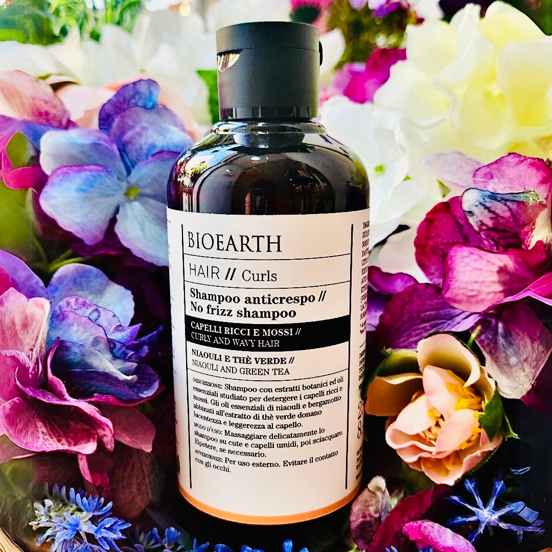 Shampoo idratante e nutriente con estratti botanici ed oli essenziali studiato appositamente per detergere i capelli ricci e mossi. Gli oli essenziali di niauli e bergamotto abbinati all'estratto di thè verde donano lucentezza e leggerezza al capello.