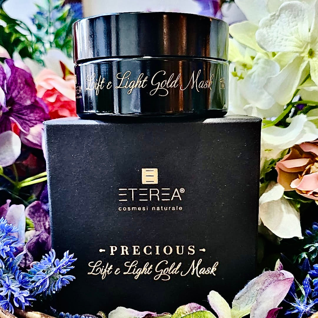 Una maschera viso formulata per esaltare la luminosità e la giovinezza della pelle, impreziosita da una selezione di ingredienti con proprietà anti-age, nutrienti e uniformanti.