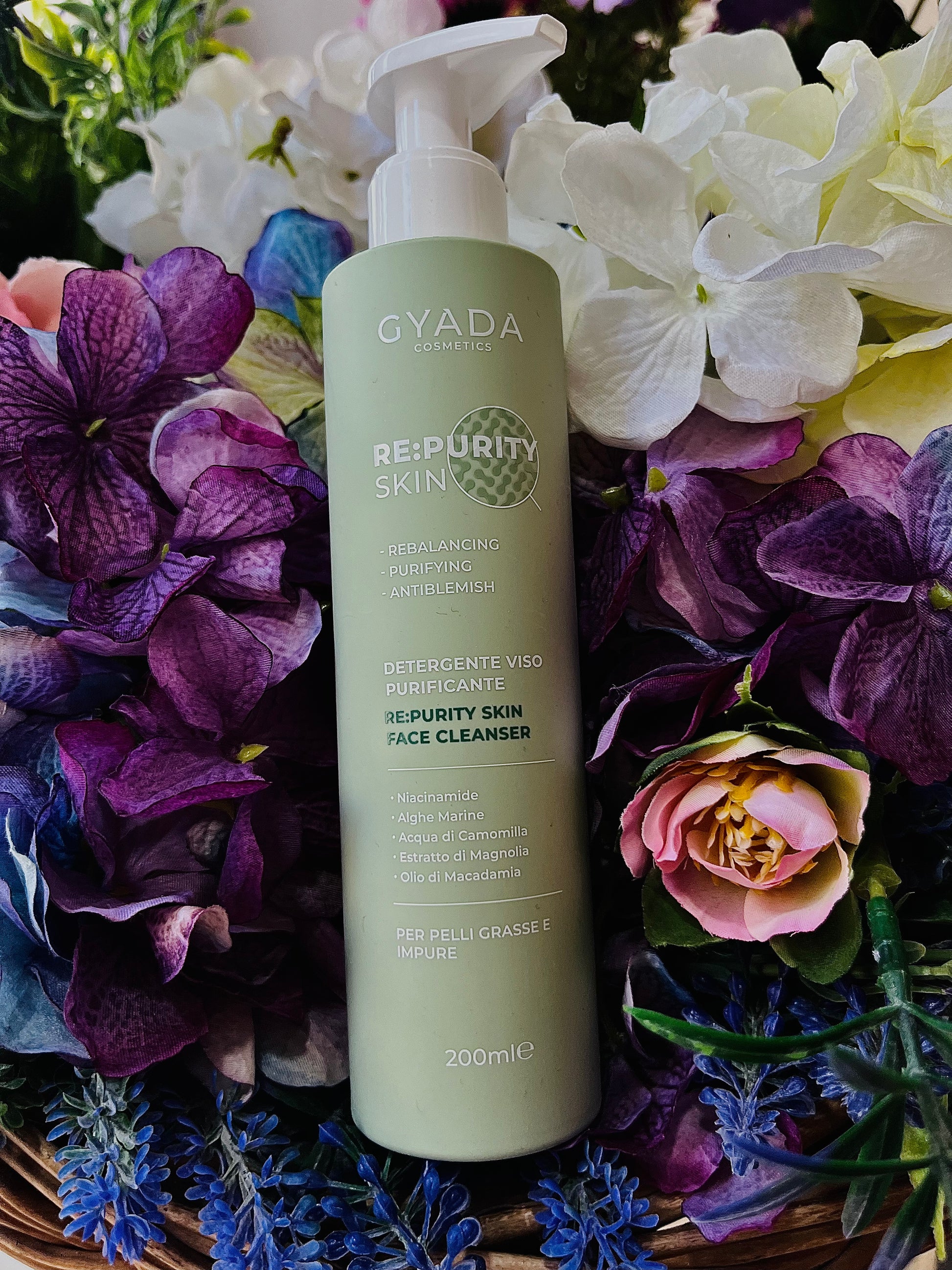 Re:PuritySkin Face Cleanser è un detergente viso ideale per la pulizia della pelle grassa, impura e a tendenza acneica. Formulato con innovativi attivi di derivazione vegetale che aiutano a contrastare l’insorgenza delle imperfezioni, riequilibrare la produzione di sebo ed il microbioma cutaneo.