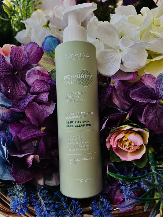 Re:PuritySkin Face Cleanser è un detergente viso ideale per la pulizia della pelle grassa, impura e a tendenza acneica. Formulato con innovativi attivi di derivazione vegetale che aiutano a contrastare l’insorgenza delle imperfezioni, riequilibrare la produzione di sebo ed il microbioma cutaneo.