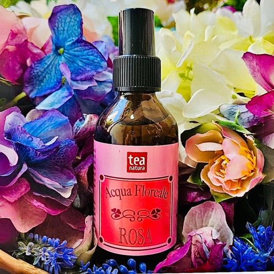 L’idrolato di Rosa è ottenuto durante il processo di distillazione a vapore dei petali di Rosa Damascena di produzione italiana e biologica. Le sue proprietà astringenti, tonificanti, rinfrescanti ed antirughe contribuiscono a rigenerare la pelle ed a prevenire gli effetti dell’invecchiamento.