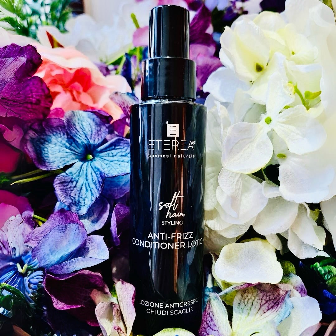 Lozione anti-crespo disciplinante senza risciacquo, indispensabile per lucidare e levigare il capello. Aiuta ad eliminare l’antiestetico effetto crespo, disciplina e ravviva la chioma, rendendola morbida e districata, senza appesantire.