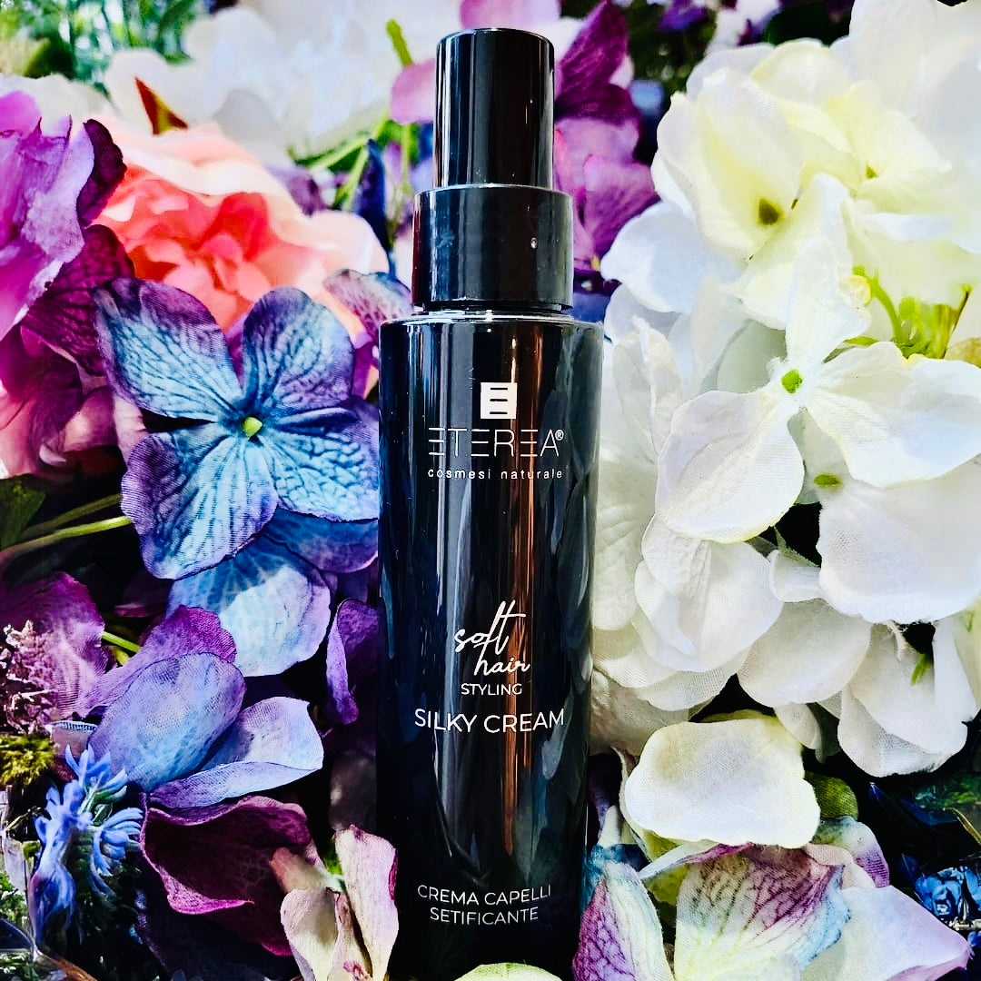 luido idratante effetto seta, ideale per donare una naturale morbidezza e luminosità alla chioma. Aiuta a ridurre l'effetto crespo, rivitalizza e ristruttura la fibra capillare esaltandone la lucentezza