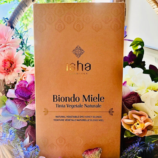 La tinta vegetale Biondo Miele è una miscela ISHA® realizzata con piante di altissima qualità, sapientemente miscelate, per un colore pieno e vibrante.