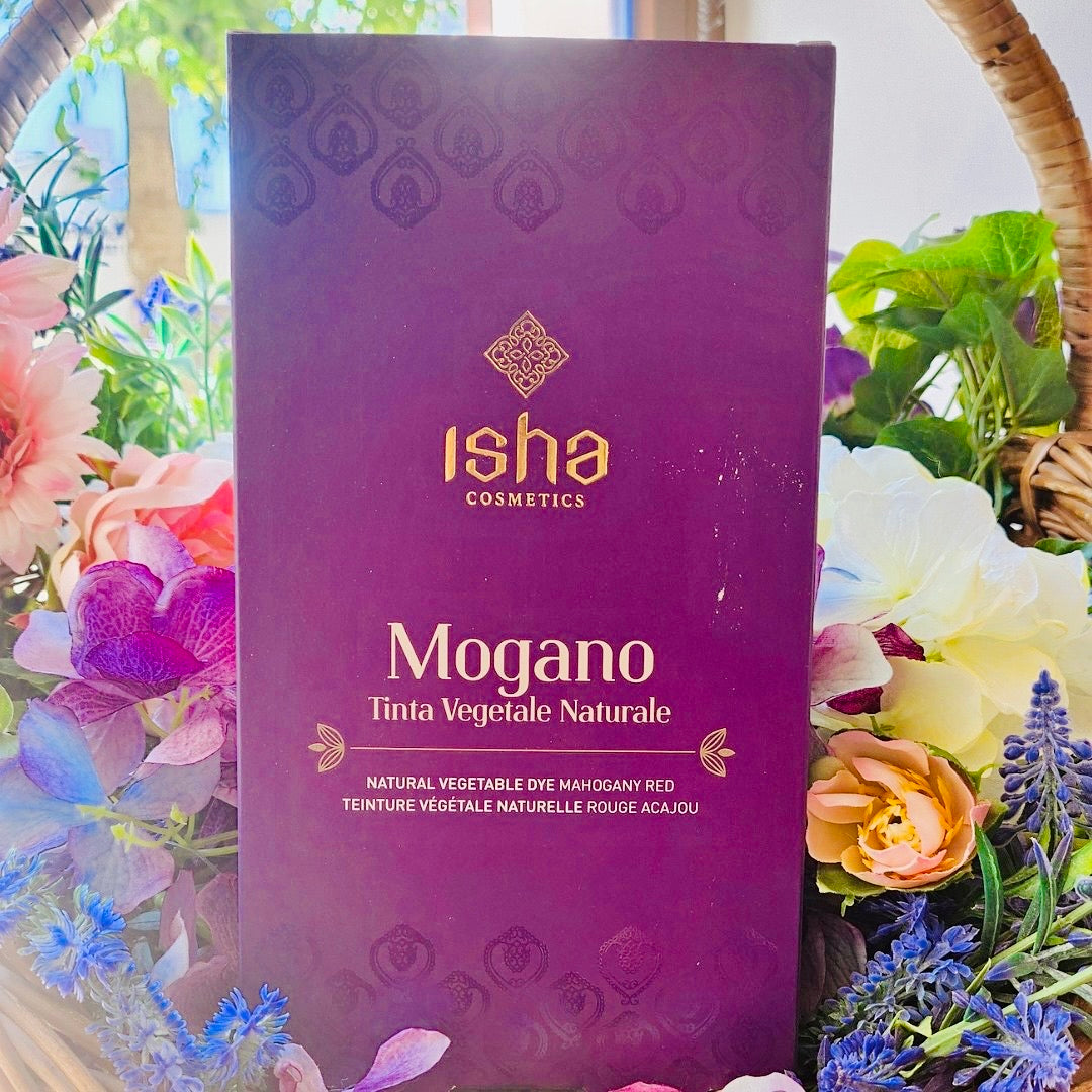 La tinta Mogano vegetale senza ammoniaca è realizzata con piante di altissima qualità, sapientemente miscelate, per un colore pieno e vibrante.