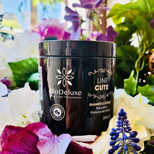 Shampoo detergente ed esfoliante per cuoio capelluto e capelli, con granuli di nocciolo e tensioattivi non aggressivi e prevalentemente di origine vegetale.
 
Può essere usato su tutti i tipi di capelli.
 
Grazie alla sua particolare struttura aiuta a rimuovere le impurità, le cellule morte, lasciando il capello morbido e donando una sensazione di pulizia e freschezza su tutta la testa.
