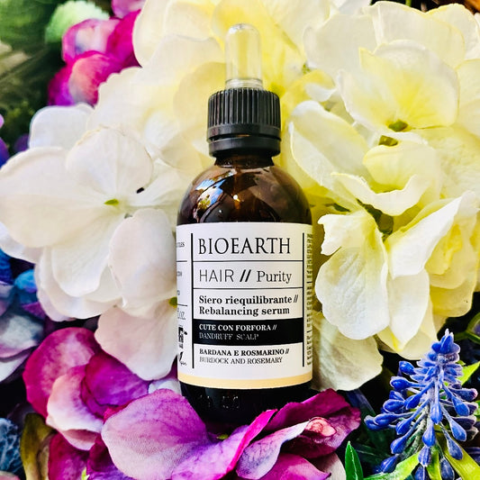 Siero emolliente e purificante con bardana, ortica e oli essenziali di rosmarino e salvia per lenire la sensazione di prurito e gli inestetismi della forfora. Non unge. Si consigliano un uso quotidiano e continuativo per almeno 1-3 mesi.