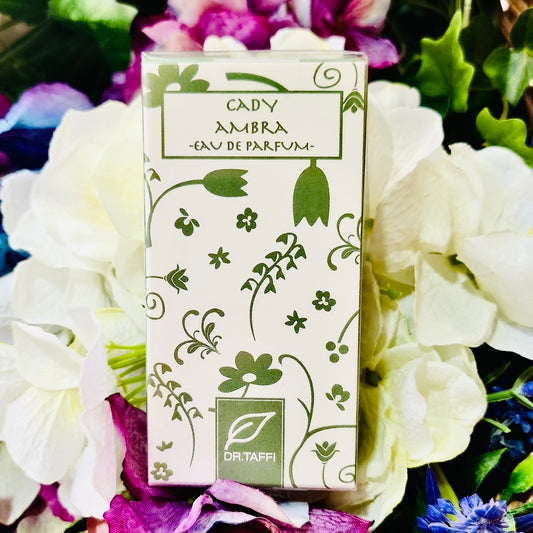 Un profumo dall'aroma unico e raro come l'Ambra Verde. Note dolci, fiorite, muschiate e tipicamente speziate avvolgono elegantemente i sensi come un drappo di cady di seta che scivola sensuale e seduttivo per tutto il corpo.