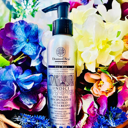 Gomma-gel modellante elastico anti-crespo, ristrutturante e protettivo da calore del phon e agenti esterni. Ideale per RICCI SUPER-DEFINITI E RIMBALZANTI, CON EFFETTO LUCIDO O BAGNATO o per STILI CORTI.