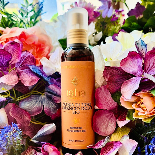 L’idrolato di fiori d’arancio per il viso e la cosmesi è adatto a pelli acneiche per le sue proprietà antibatteriche.
L’acqua di fiori d’arancio previene le rughe e distende la pelle.