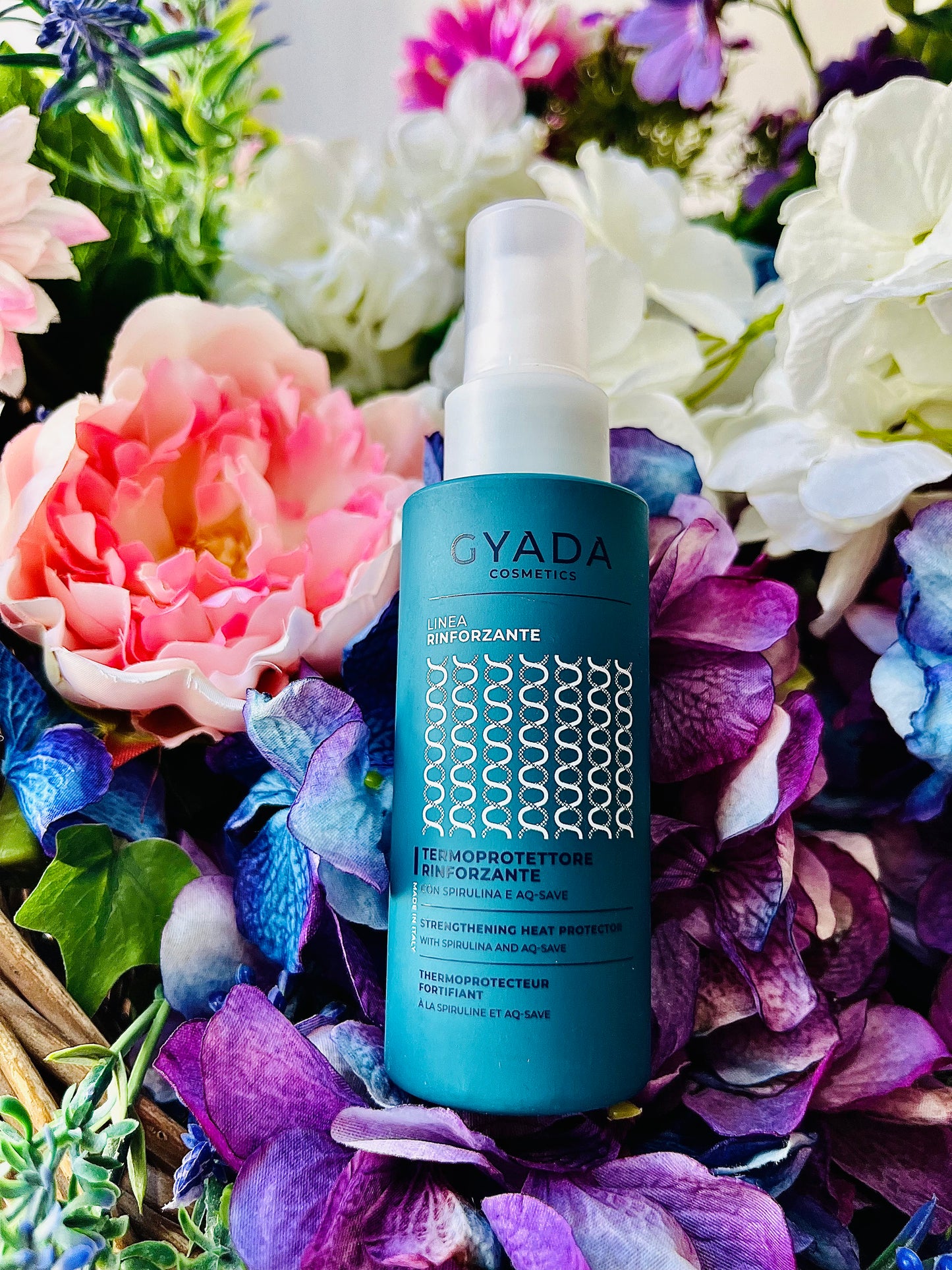 Fluido termoprotettore formulato con AQ-Save: un innovativo principio attivo ottenuto da Castagne italiane Biologiche che consente di costituire un film protettivo sul capello, mantenendo una migliore idratazione anche quando i capelli sono sottoposti a trattamenti altamente stressanti (calore di Phon o Piastre) e a fattori esterni (piscina, sole, vento, mare). Contiene inoltre Spirulina, Avena, Equiseto e Ginseng dalle proprietà ristrutturanti.