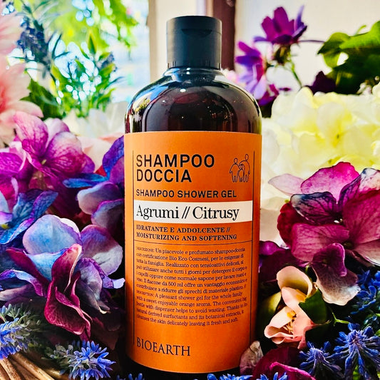 Un delicato e fresco shampoo-doccia per tutta la famiglia con succo di Aloe vera ed estratto di bacche di Ginepro biologici. Grazie ai tensioattivi di origine vegetale e alla presenza di estratti vegetali, deterge la pelle senza aggredirla lasciandola fresca, morbida e visibilmente idratata. Il pratico flacone con tappo flip-top facilita l’erogazione del prodotto ed evita inutili sprechi.