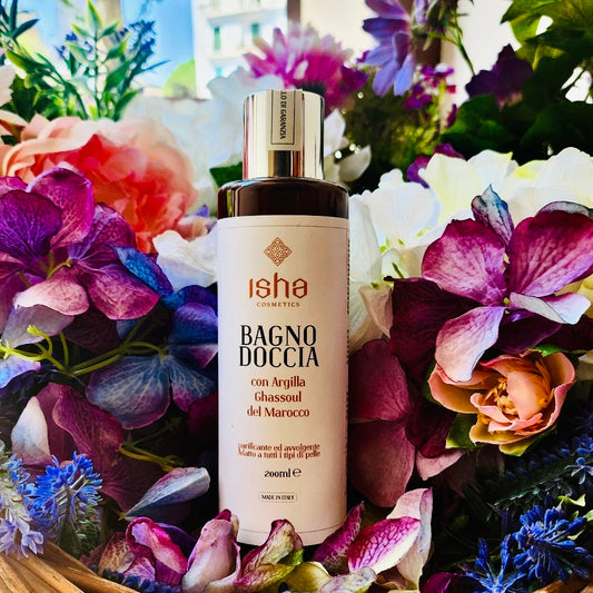 Bagno-Doccia purificante ed avvolgente adatto a tutti i tipi di pelle.
I Bagno-Doccia con Argilla Ghassoul del Marocco Isha è formulato con tensioattivi naturali del cocco per un'azione detergente delicata e rispettosa delle pelli più sensibili.
I Ghassoul grazie alla sua azione purificante e leggermente esfoliante donerà una piacevole sensazione di pulito sulla pelle.
Formula arricchita con Aloe e Idrolato di fiori d'Arancio per un'azione lenitiva ed energizzante.