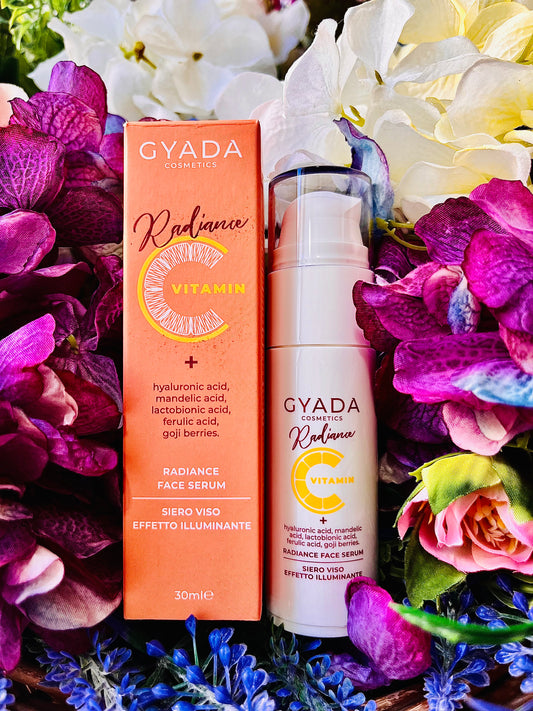 A base di Vitamina C ad alta concentrazione** stabilizzata, Acido Mandelico, Acido Lattobionico ed Acido Ferulico, che in sinergia illuminano ed uniformano il colorito, contribuendo a trattare le iperpigmentazioni legate all’invecchiamento, le discromie cutanee, i segni d’espressione, l’eccesso di sebo e stimolano la produzione di collagene ed elastina, rendendo la pelle tonica, elastica e luminosa.