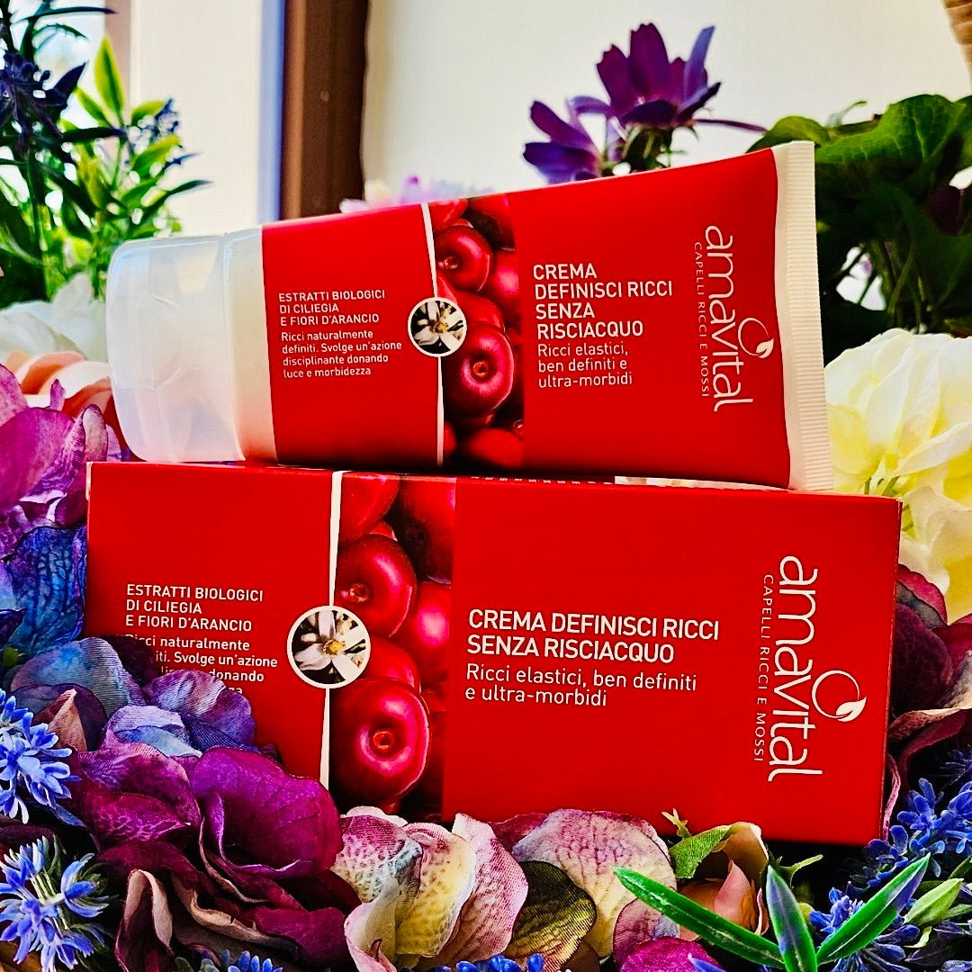 La formula della Crema Definisci Ricci Amavital è arricchita dall’estratto biologico di Ciliegie, che svolge un’azione anti crespo di lunga durata, e dall’estratto biologico di Fiori d’Arancio, che idrata e nutre i capelli senza appesantirli.