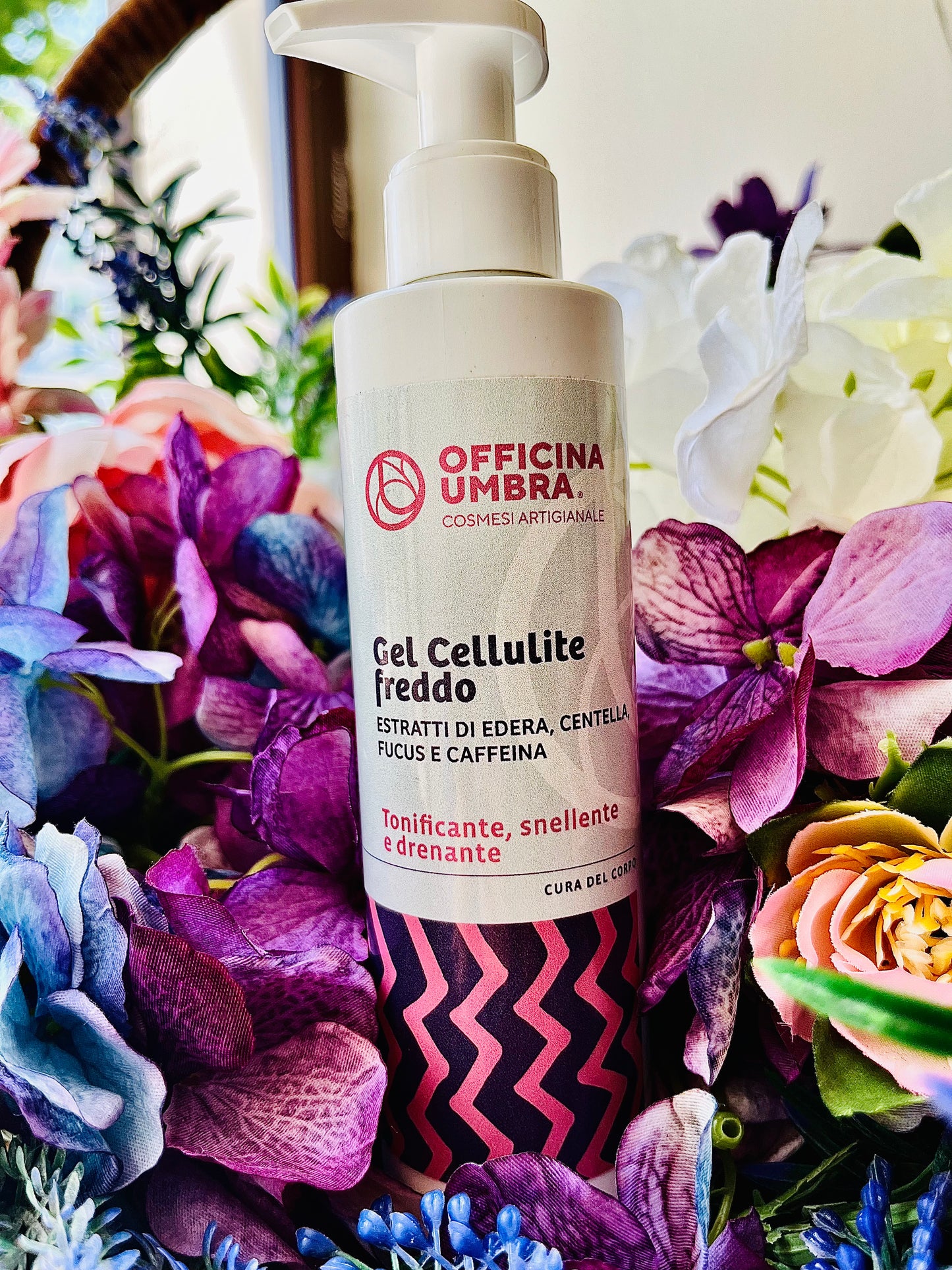 Gel Freddo Anticellulite. Azione contro la pelle “a buccia d’arancia”. Assorbimento immediato. Contiene mentolo con un leggero effetto freddo.