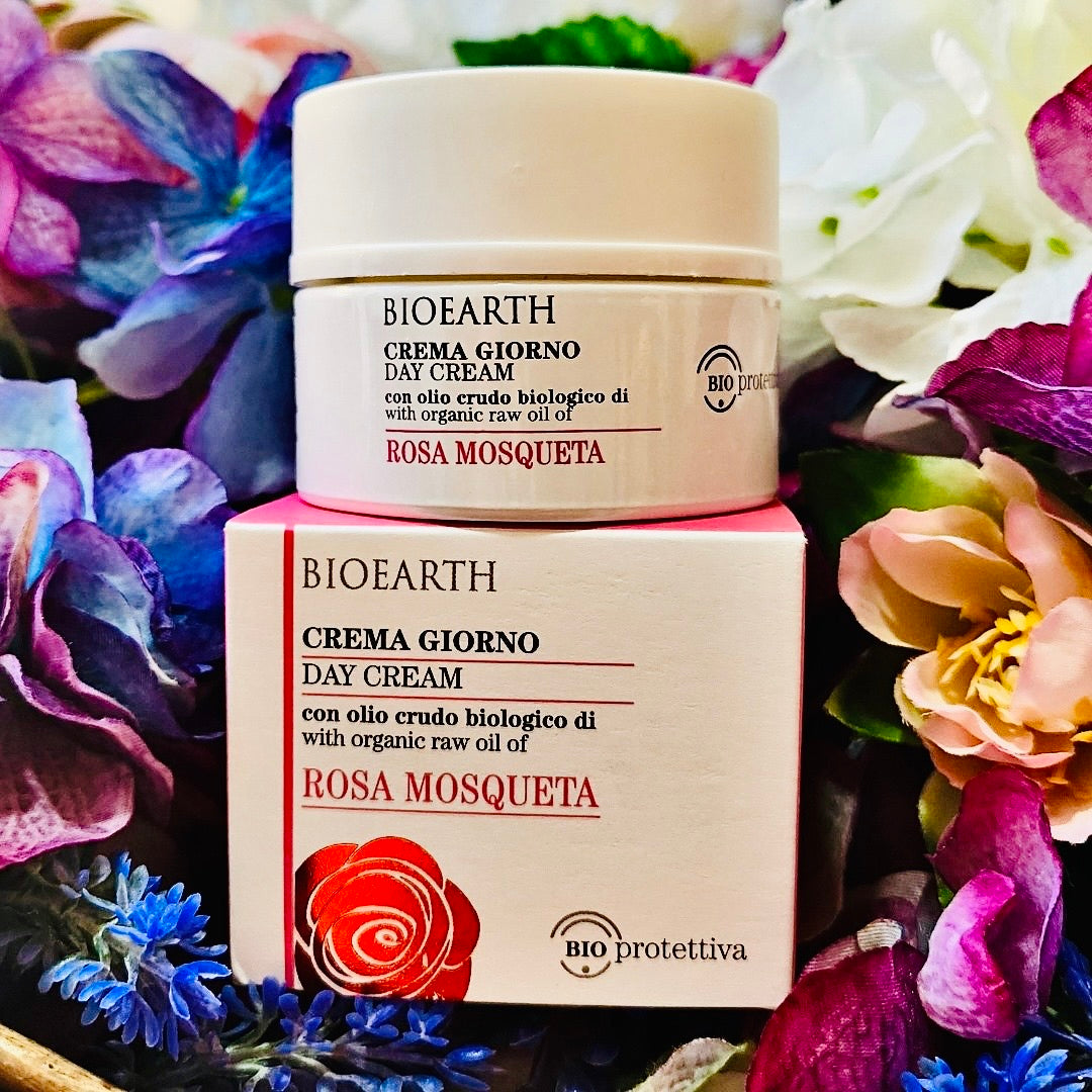 Formula adatta a tutti i tipi di pelle, in particolare quelle mature, secche e atoniche. Ideale come base per il trucco, è formulata con Acido ialuronico e olio crudo biologico di Rosa mosqueta, ora arricchita con acqua di Rosa damascena da agricoltura biologico.