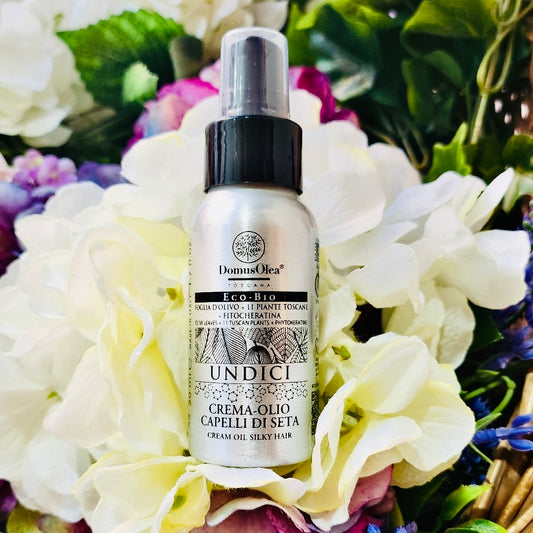 Crema ad elevato contenuto di olii, NUTRIENTE, PROTETTIVA, DISCIPLINANTE ANTI-CRESPO, ILLUMINANTE. Adatta a TUTTI I TIPI DI CAPELLI, è ideale come FINISH POST-ASCIUGATURA o come TRATTAMENTO QUOTIDIANO per ammorbidire e disciplinare le parti più secche tendenti al crespo e assicurare ogni giorno nutrimento e protezione, dando un tocco di brillantezza e setosità profumate.
