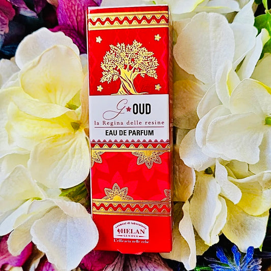La nota gourmand del Caramello e del Caffè, anticipata da un esordio floreale, nel pratico formato da borsetta.
Nota Olfattiva: Gourmand, Oud Intenso, Ambrato