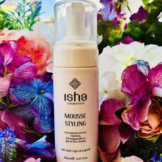 La spuma styling Isha è studiata per modellare e definire il capello apportando anche effetto volumizzante ed idratante.