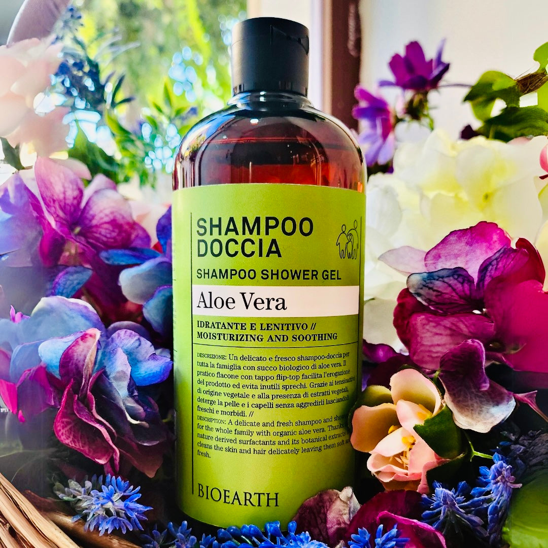 Un delicato e fresco shampoo-doccia per tutta la famiglia con succo biologico di aloe vera. Il pratico flacone con tappo flip-top facilita l’erogazione del prodotto ed evita inutili sprechi. Grazie ai tensioattivi di origine vegetale e alla presenza di estratti vegetali, deterge la pelle e i capelli senza aggredirli lasciandoli freschi e morbidi.