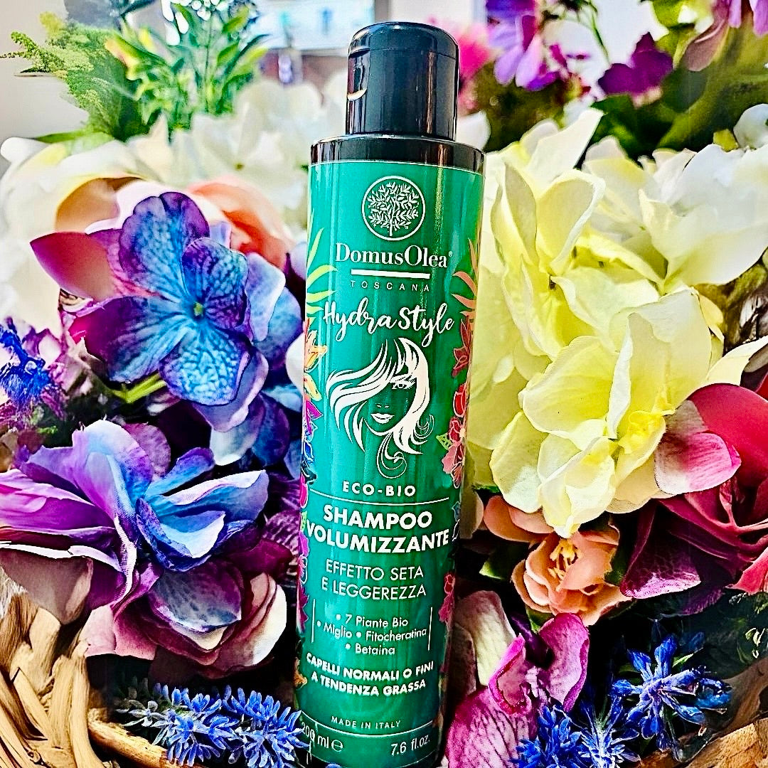 Shampoo delicato, dalla texture corposa e dalla fresca profumazione di frutti tropicali. Arricchito di 7 Fitocomplessi Biologici (Olivo, Ortica, Bardana, Rosmarino, Lino, Canapa, Zucca) tonificanti per la cute e rinforzanti per il capello, contiene anche Betaina idratante ed estratto di Miglio + Proteine del Riso, che aiutano a dar spessore alla fibra capillare, rendendo i capelli più corposi e allo stesso tempo leggeri, setificati e con maggiore volume naturale.