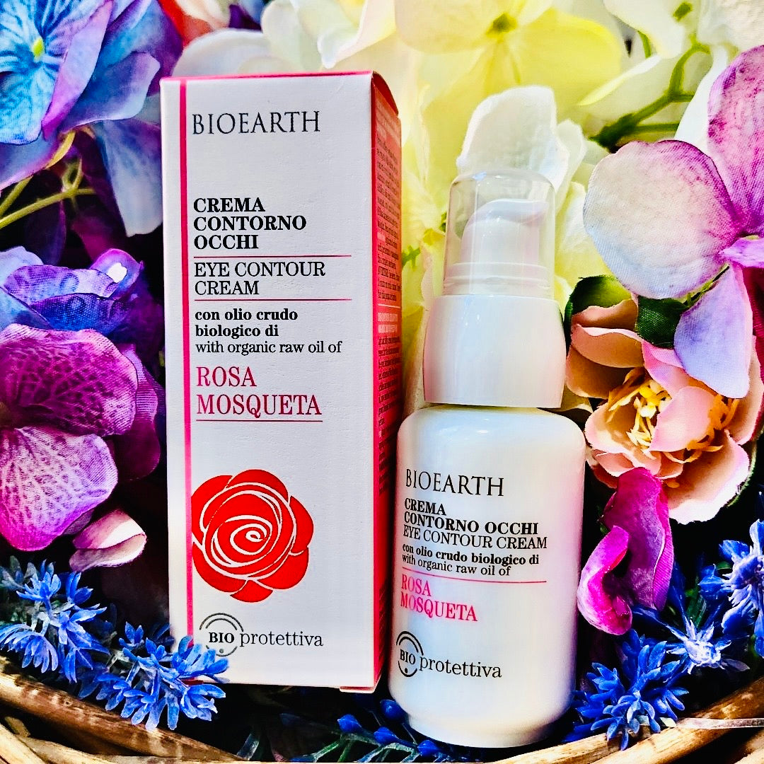 Formula adatta a tutti i tipi di pelle, in particolare quelle mature, secche e atoniche. Ideale per rivitalizzare e favorire i processi notturni di rinnovamento, è formulata con Acido ialuronico e olio crudo biologico di Rosa mosqueta, ora arricchita con acqua di Rosa damascena da agricoltura biologica.