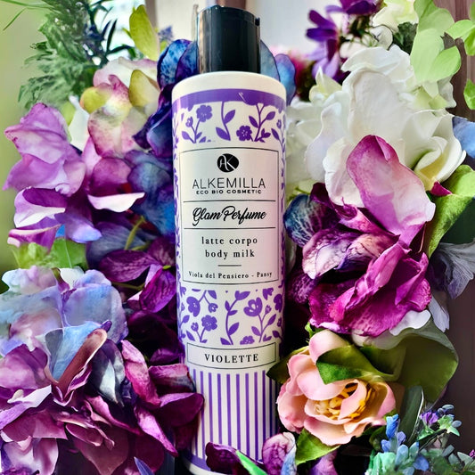 Inebriante latte corpo dal profumo senza tempo, una fragranza irresistibile dalle calde e avvolgenti note di Vaniglia, Orchidea Tropicale e Viola del Pensiero. La sua texture leggera si fonde alla pelle donando una profonda idratazione.