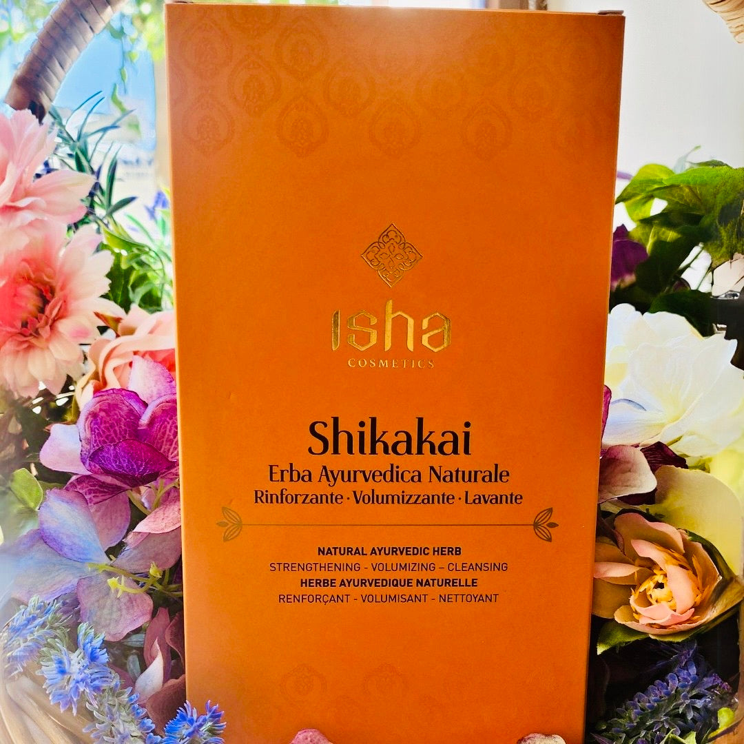 La polvere di Shikakai ISHA® è ottenuta dalla polverizzazione dei frutti dell’omonima pianta. E’ usata per la sua delicata proprietà lavante in caso di cuti altamente sensibili e con finalità rinforzanti, volumizzanti e condizionanti.