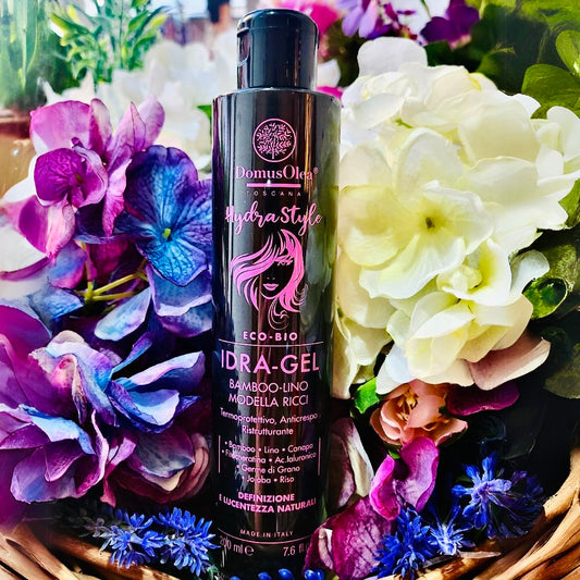 Gel Fluido dalla texture leggera e dal fresco profumo, ideale per ottenere RICCI DEFINITI, LUMINOSI E MORBIDI CON EFFETTO LEGGERMENTE BAGNATO O NATURALE. Aiuta a proteggere i capelli dal calore del phon e dona una leggera struttura condizionante ai ricci, senza appesantirli. Applicato sui capelli asciutti, ne ravviva la piega, riaccorpando le ciocche ed eliminando l’effetto crespo.