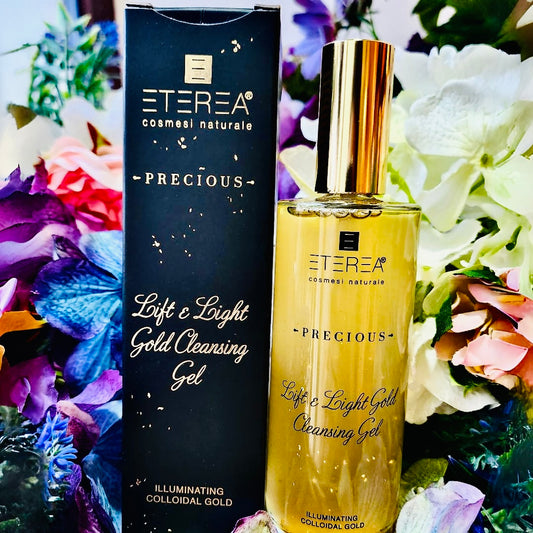 Detergente viso formulato per offrire una detersione unica e insostituibile, impreziosito da numerosi attivi selezionati per le loro proprietà idratanti, anti-age, illuminanti e lenitive.