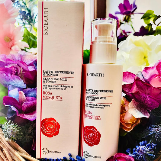 Un prodotto completo e bilanciato, rimuove trucco e impurità nel rispetto di tutti i tipi di pelle, anche le più sensibili. Formula 2 in 1 deterge e tonifica in un solo gesto: con olio crudo di Rosa mosqueta ed estratti di Arnica e Avena BIO, ora è arricchita con acqua di Rosa damascena da agricoltura biologica.