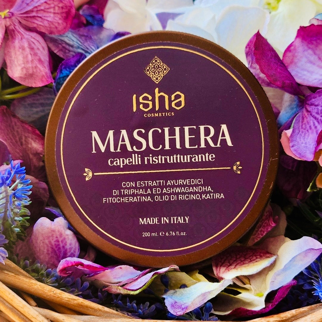 La maschera ristrutturante capelli bio ISHA è un vero trattamento di bellezza per capelli fini, secchi e trattati, ottima per dare volume e lucentezza alle chiome naturalmente ricce.
Questa maschera dona capelli sani, lucenti e morbidissimi dalle prime applicazioni grazie ai suoi preziosi estratti ayurvedici di Triphala ed Ashwagandha, fitocheratina e olio di Ricino e agli attivi idratanti tra cui Aloe Vera, Idrolati di Camomilla e Calendula.