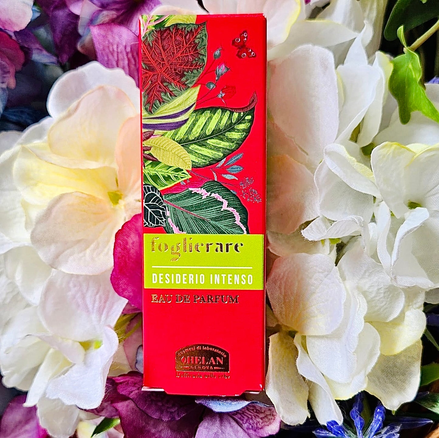 Una irresistibile composizione evocativa di sensualità e seduzione, nel pratico formato da borsetta.
DESCRIZIONE OLFATTIVA: Bouquet Gourmand - Orientale – Cipriato