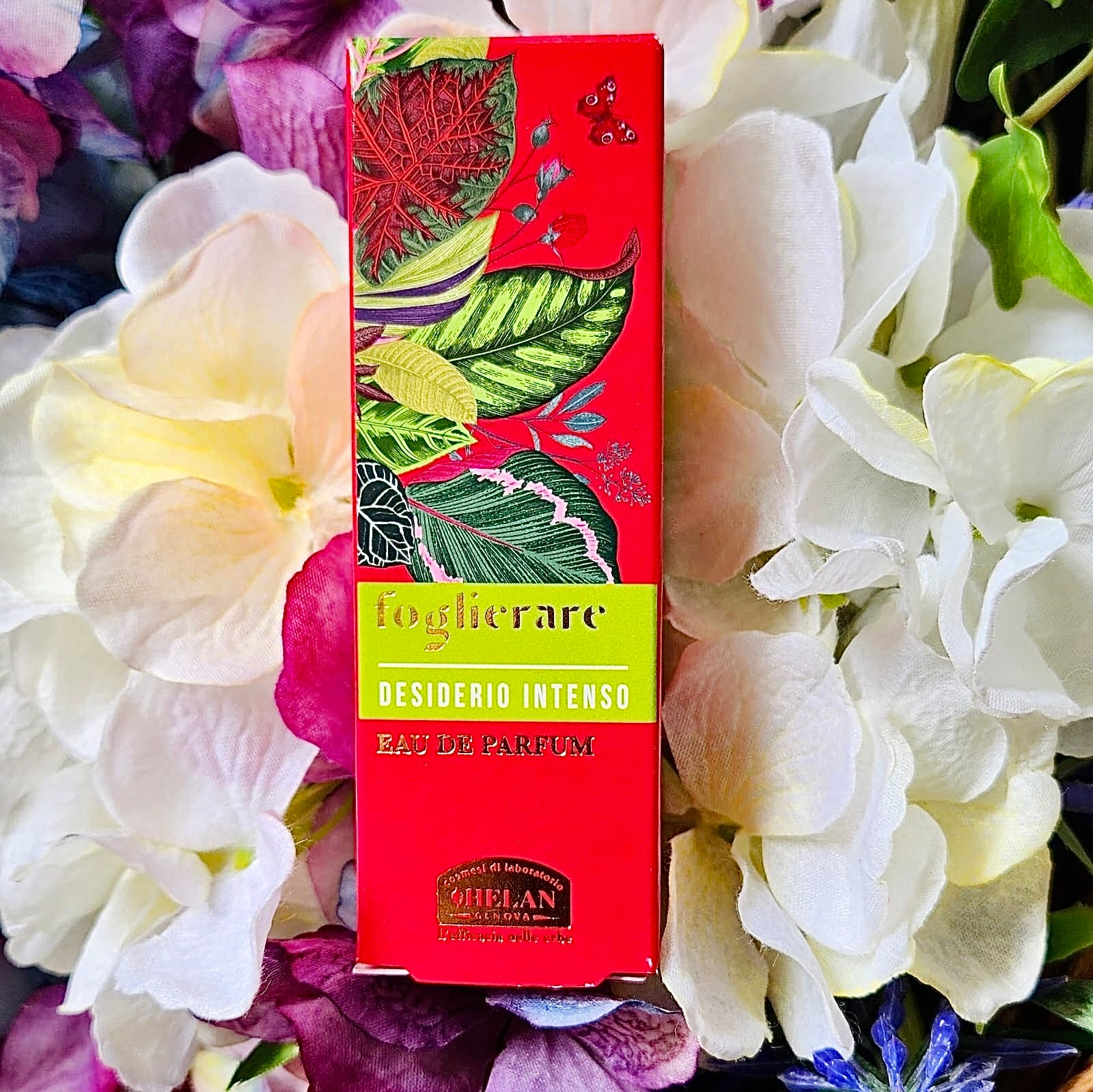 Una irresistibile composizione evocativa di sensualità e seduzione, nel pratico formato da borsetta.
DESCRIZIONE OLFATTIVA: Bouquet Gourmand - Orientale – Cipriato