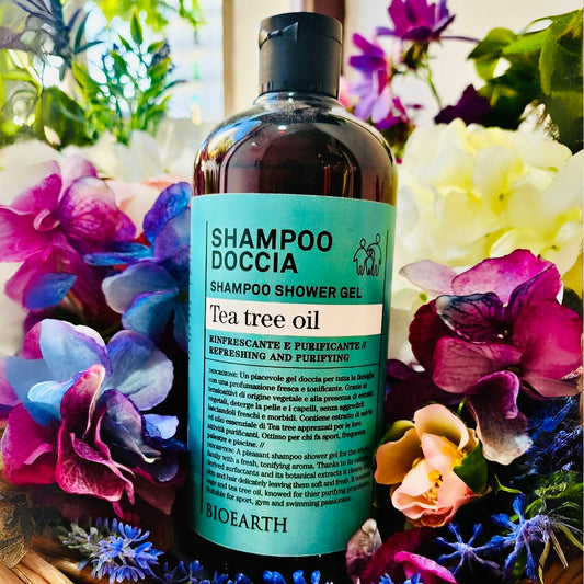 Un piacevole gel doccia per tutta la famiglia con una profumazione fresca e tonificante. Il pratico flacone con tappo flip-top facilita l’erogazione del prodotto ed evita inutili sprechi. Grazie ai tensioattivi di origine vegetale e alla presenza di estratti vegetali, deterge la pelle e i capelli, senza aggredirli lasciandoli freschi e morbidi. Contiene estratto di salvia ed olio essenziale di Tea tree apprezzati per le loro attività purificanti. Ottimo per chi fa sport, frequenta palestre e piscine.