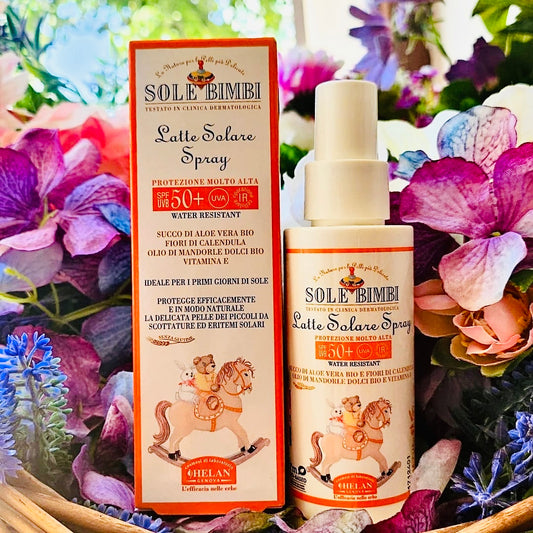 La formula in spray consente una dosatura omogenea, anche nelle zone più difficili da raggiungere, agevolando una protezione uniforme e una graduale risposta della pelle all'azione del sole. 
Leggero, fresco e piacevole al tatto, non lascia tracce bianche.
Arricchito dagli estratti di fiori di Calendula, succo di Aloe vera bio, olio di Mandorle dolci bio, e Vitamina E è particolarmente indicato per prevenire irritazioni e arrossamenti.