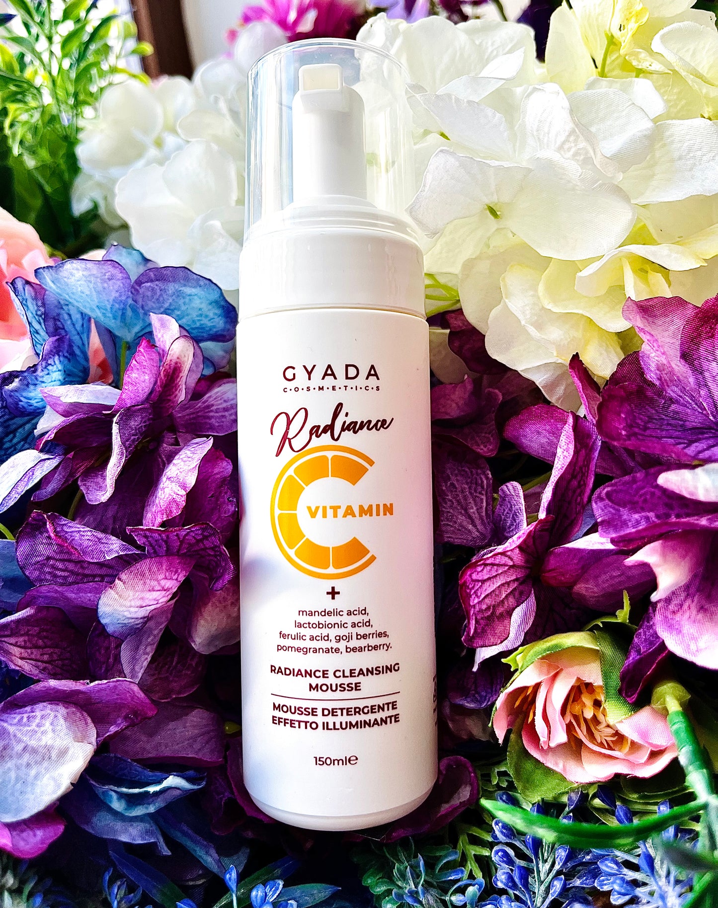 Grazie al suo Mix di attivi a base di Vitamina C Stabilizzata, Acido Mandelico, Acido Lattobionico e Acido Ferulico dalle proprietà esfolianti, schiarenti e purificanti ed agli estratti vegetali di Bacche di Goji, Melograno e Uva Ursina dall’azione antiossidante, lascia la pelle fresca, pulita e dall’aspetto sano e luminoso.  Ideale nel trattamento “Radiance Vitamin C” e anche per l’uso quotidiano.