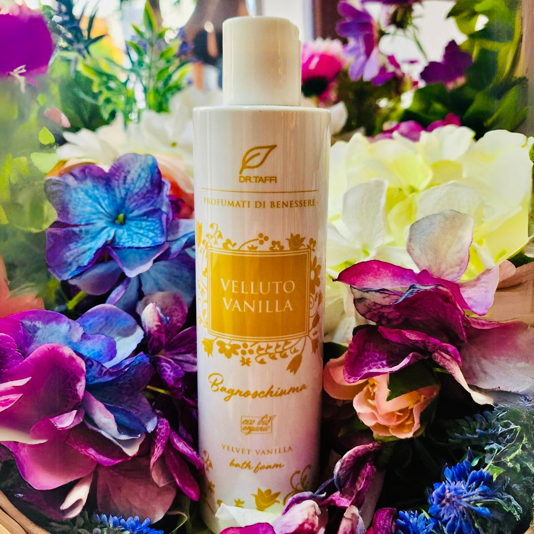 Idrata e deterge delicatamente rilassando con un'essenza dal cuore di vaniglia e caramello che si stempera in una purezza di muschio bianco.