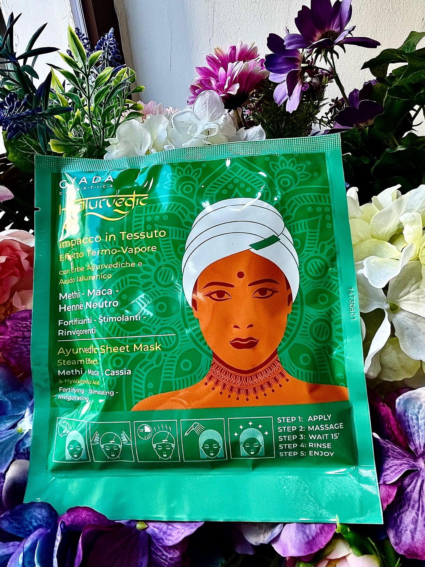 PER CAPELLI GRASSI  Impacco disciplinante formulato con Neem, Moringa e Cassia che svolgono azione purificante e sebo-equilibrante e Acido Ialuronico che idrata il fusto capillare riducendo l’effetto crespo. La speciale cuffia a effetto termo-vapore potenzia l’efficacia del trattamento.