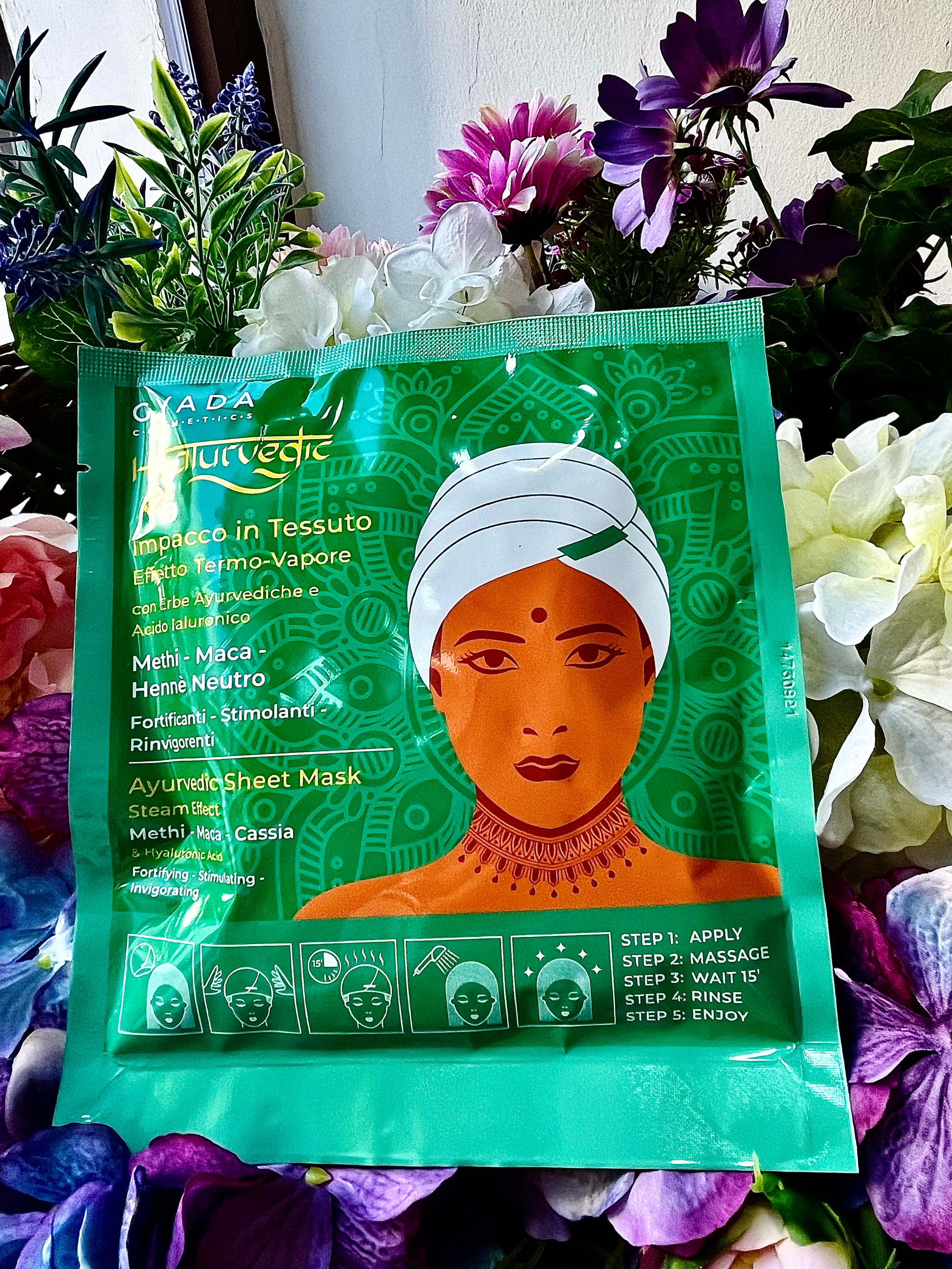 PER CAPELLI GRASSI  Impacco disciplinante formulato con Neem, Moringa e Cassia che svolgono azione purificante e sebo-equilibrante e Acido Ialuronico che idrata il fusto capillare riducendo l’effetto crespo. La speciale cuffia a effetto termo-vapore potenzia l’efficacia del trattamento.