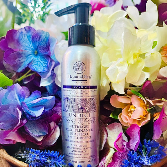 Crema dalla texture leggera e dal fresco profumo, ideale per disciplinare, con effetto naturale e senza appesantire, CAPELLI LISCI o MOSSI. Adatta a TUTTI I TIPI DI CAPELLI, in particolare quelli SECCHI, OPACHI, FINI, SFIBRATI, aiuta a proteggerli dal calore del phon e della piastra, a eliminare l’effetto crespo e a mantenerli più a lungo luminosi e morbidi.