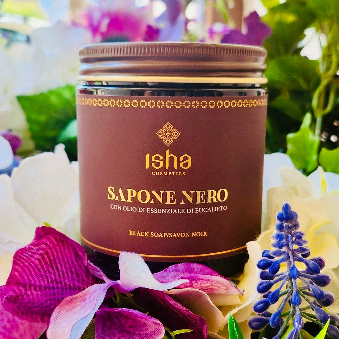 Sapone nero africano è conosciuto anche come sapone Marocco.
Il sapone nero è un prodotto di consistenza pastosa ottenuto a partire dall’olio d’oliva.
Il nostro sapone nero africano bio è importato direttamente dai luoghi di produzione secondo la tradizione più antica. E’ arricchito con olio essenziale di eucalipto.