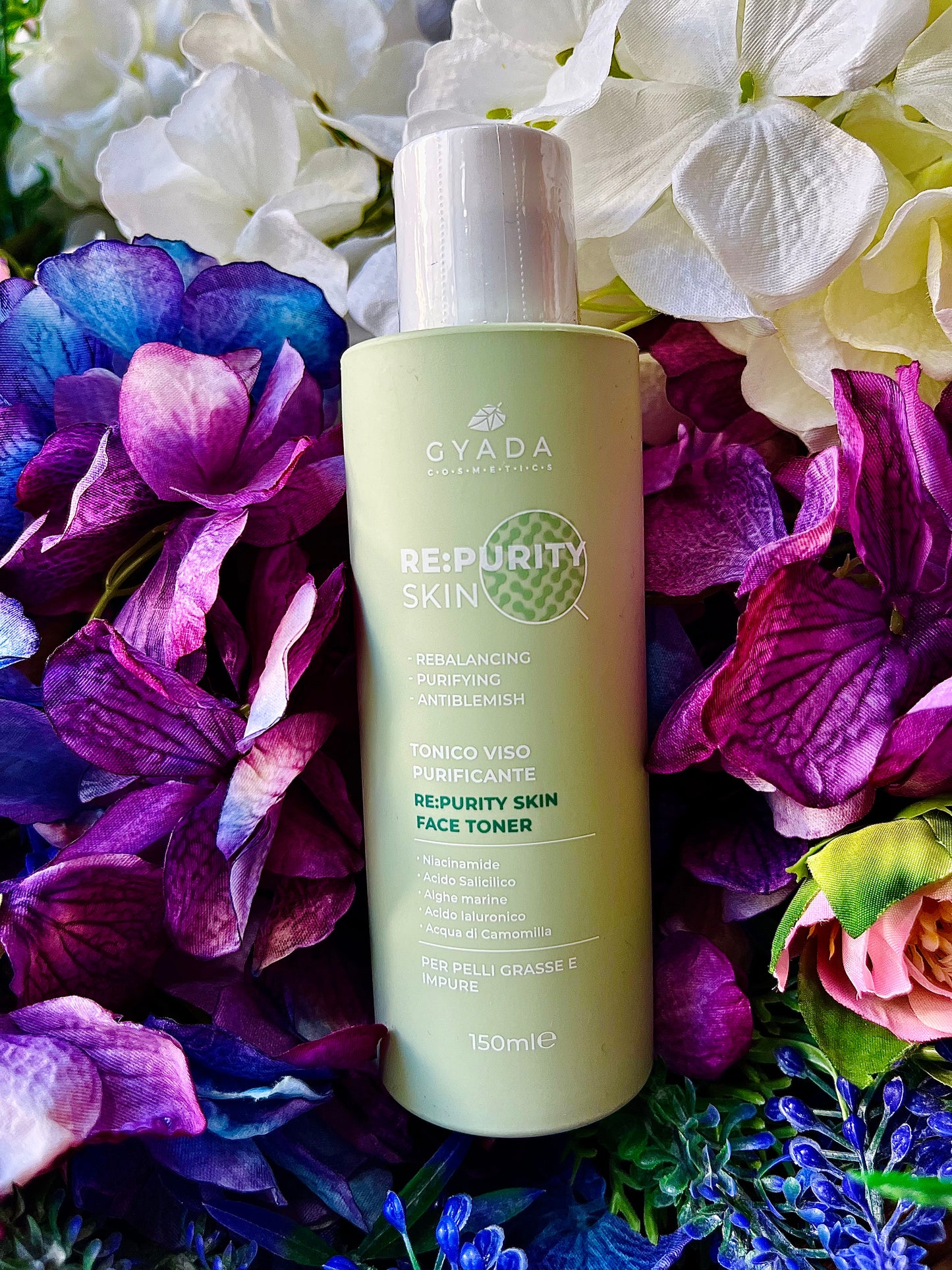 Re:PuritySkin Face Toner è una lozione per il viso ideale per pelli grasse, impure e a tendenza acneica. Formulato con innovativi attivi di derivazione vegetale che aiutano a contrastare l’insorgenza delle imperfezioni, riequilibrare la produzione di sebo ed il microbioma cutaneo. 150ml