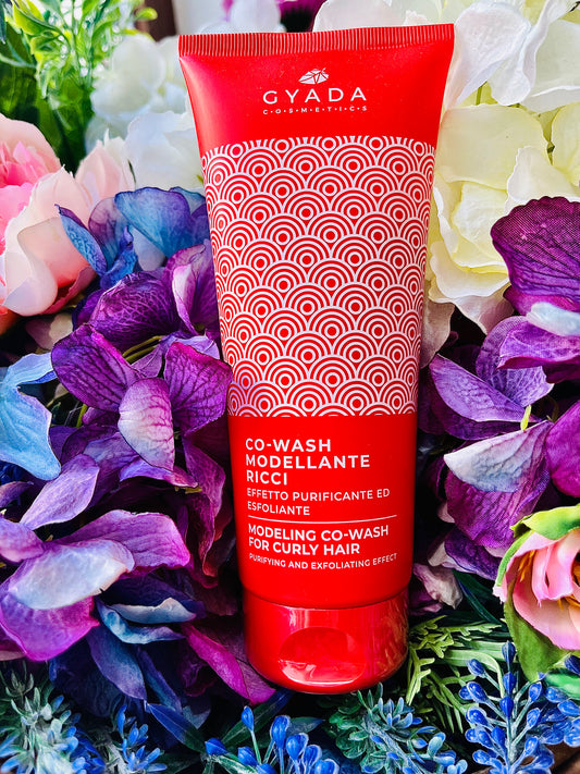 Balsamo scrub lavante ideale per detergere e purificare delicatamente il cuoio capelluto lasciando le lunghezze morbide e setose.