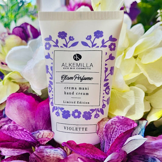 Scopri l’efficacia di un trattamento naturale per la pelle delle tue mani. La sua formula, arricchita con ingredienti naturali, soddisfa i bisogni della tua pelle senza lasciare residui grazie alla sua texture leggera e setosa.