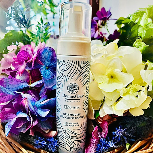 Mousse corposa e soffice, con tensioattivi di origine vegetale e pH 5,5, per una delicata azione detergente dei capelli e di tutti i tipi di pelle, in particolare quelle sensibili.