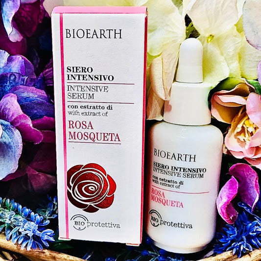 Fluido a rapido assorbimento ricco di estratto di Rosa mosqueta, Acido ialuronico ed ora anche di acqua di Rosa damascena da agricoltura biologica. Adatto a tutti i tipi di pelle, in particolare se disidratate o spente.
