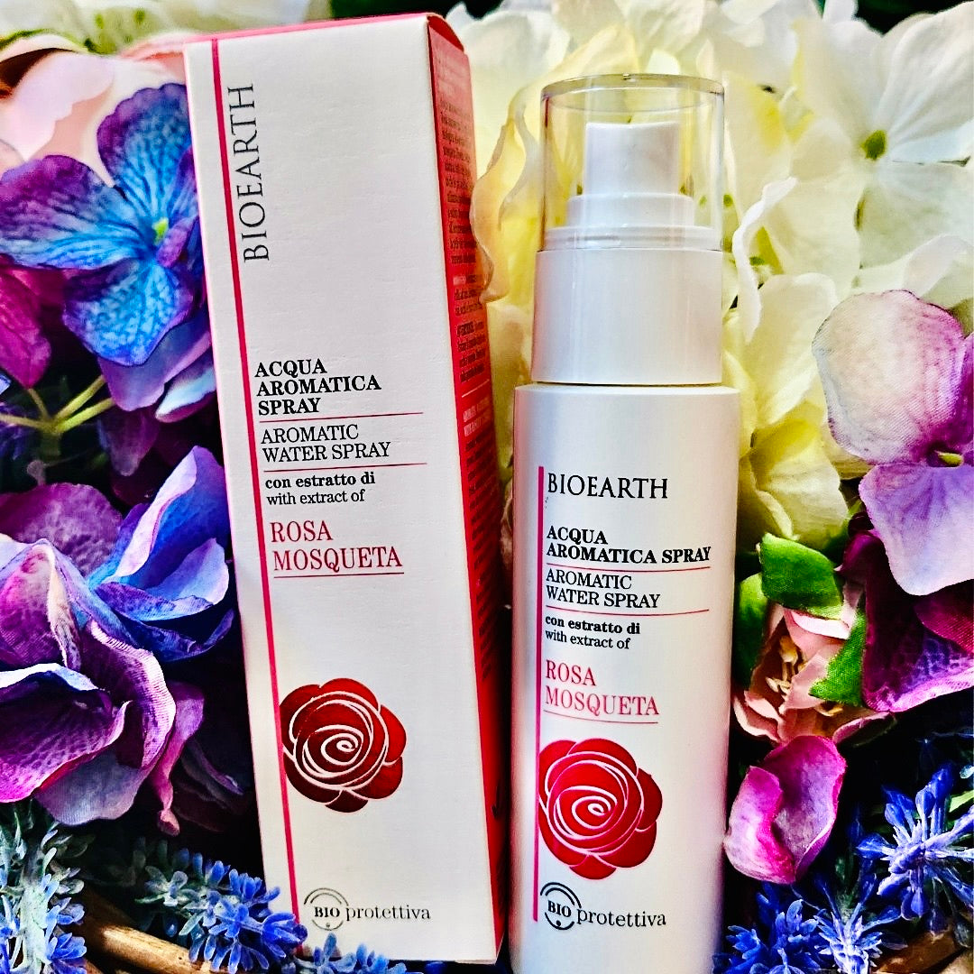 Acqua aromatica con acqua di Rosa damascena da agricoltura biologica ed estratto di Rosa mosqueta. Fresca e leggera, adatta a tutti i tipi di pelle, anche le più delicate. Può essere utilizzata quotidianamente come o subito dopo il tonico oppure all’occorrenza per rivitalizzare la pelle del viso in qualsiasi momento della giornata.